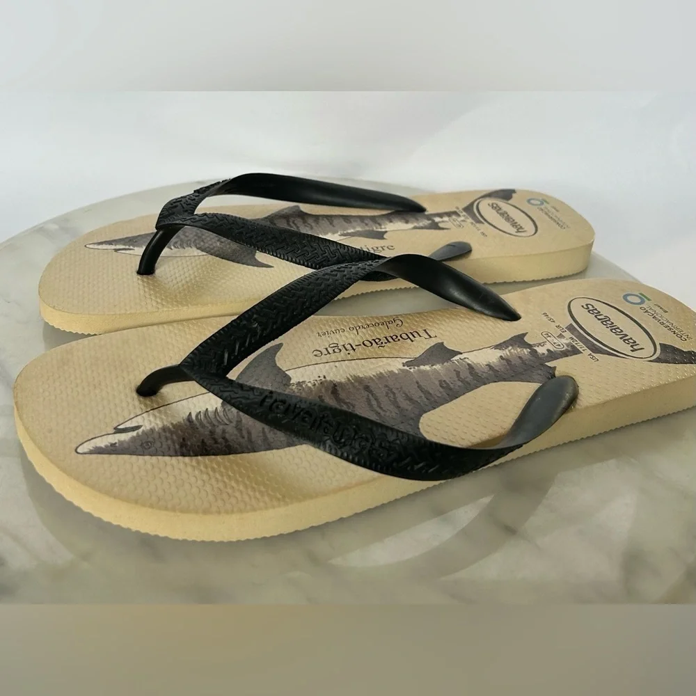 NWOT HAVAIANAS INTERNATIONAL CONSERVATIVE FLIP-FLOP SANDAL, STRAW BEIGE/BLACK